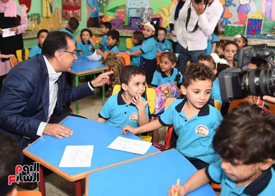 زيارة رئيس الوزراء لمدرسة الشروق الرسمية بسوهاج الجديدة  (6)