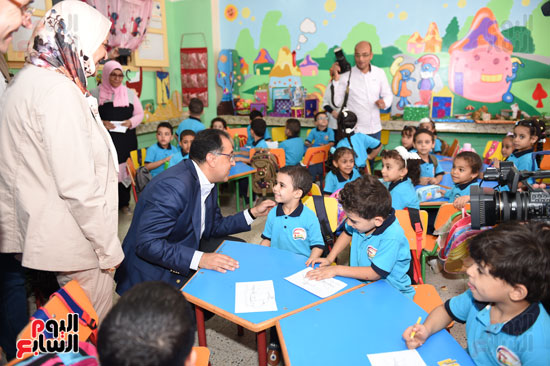 زيارة رئيس الوزراء لمدرسة الشروق الرسمية بسوهاج الجديدة  (4)