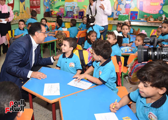زيارة رئيس الوزراء لمدرسة الشروق الرسمية بسوهاج الجديدة  (5)