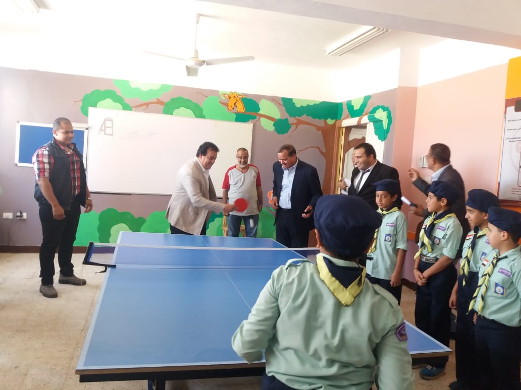 وزير التعليم العالى يلعب تنس الطاولة مع طلاب مدرسة الشروق  (2)