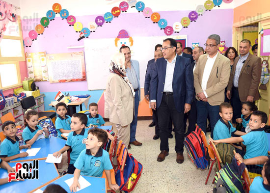 زيارة رئيس الوزراء لمدرسة الشروق الرسمية بسوهاج الجديدة  (1)