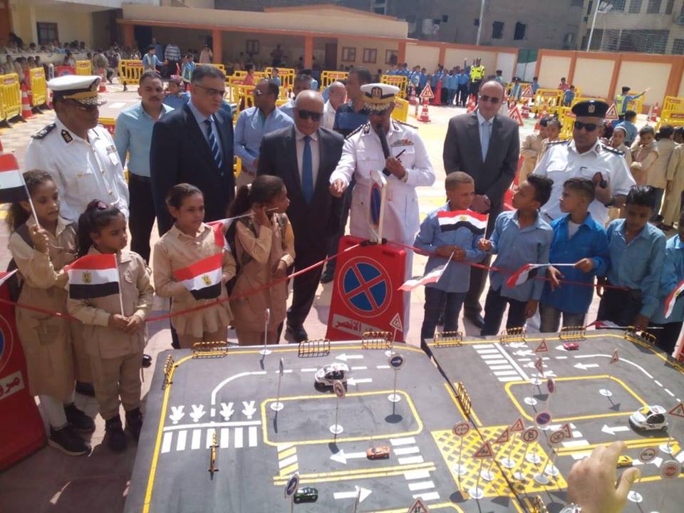 مديرية أمن الأقصر تنظم مدينة مرورية متنقلة لتوعية الأطفال بمدرسة الشهيد بمنطقة أبو الجود (1)