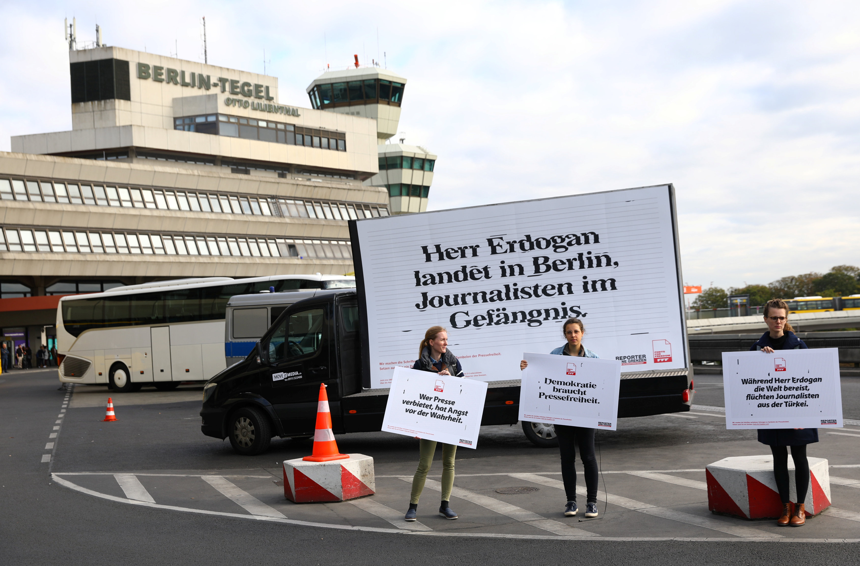 نشطاء ألمان يحملون لافتات مناهضة لأردوغان
