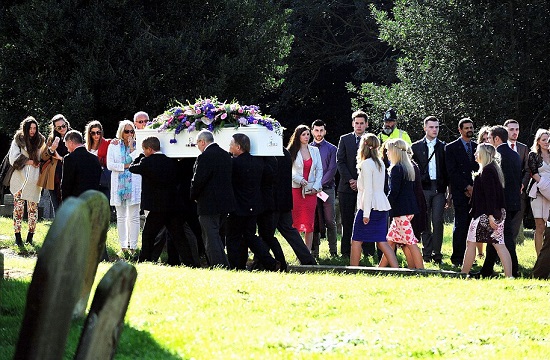 جنازة فتاة فى بريطانيا حرص حضورها على ارتداء ملابس ملونة مع الورود