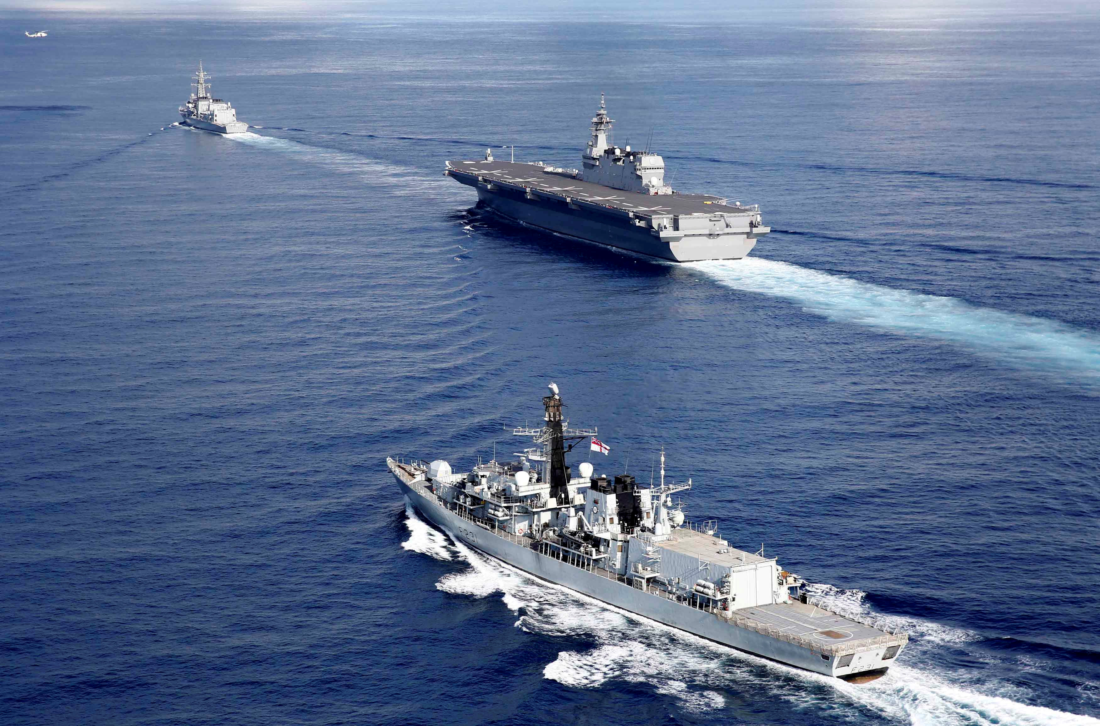 السفن البحرية البريطانية واليابانية تشارك فى مناورة عسكرية ببحر الصين