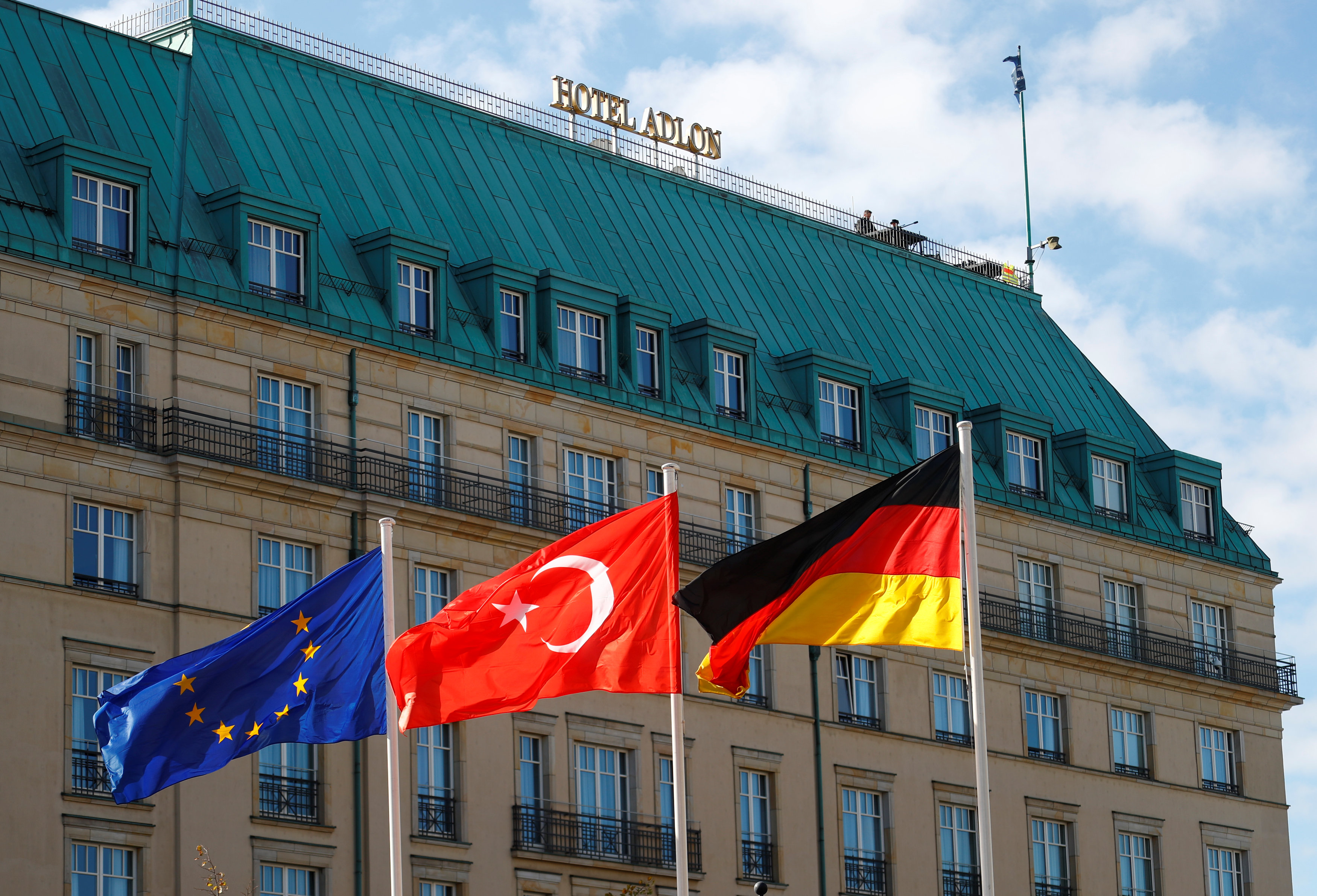 أعلام ألمانيا وتركيا والاتحاد الأوروبى أمام فندق إقامة أردوغان