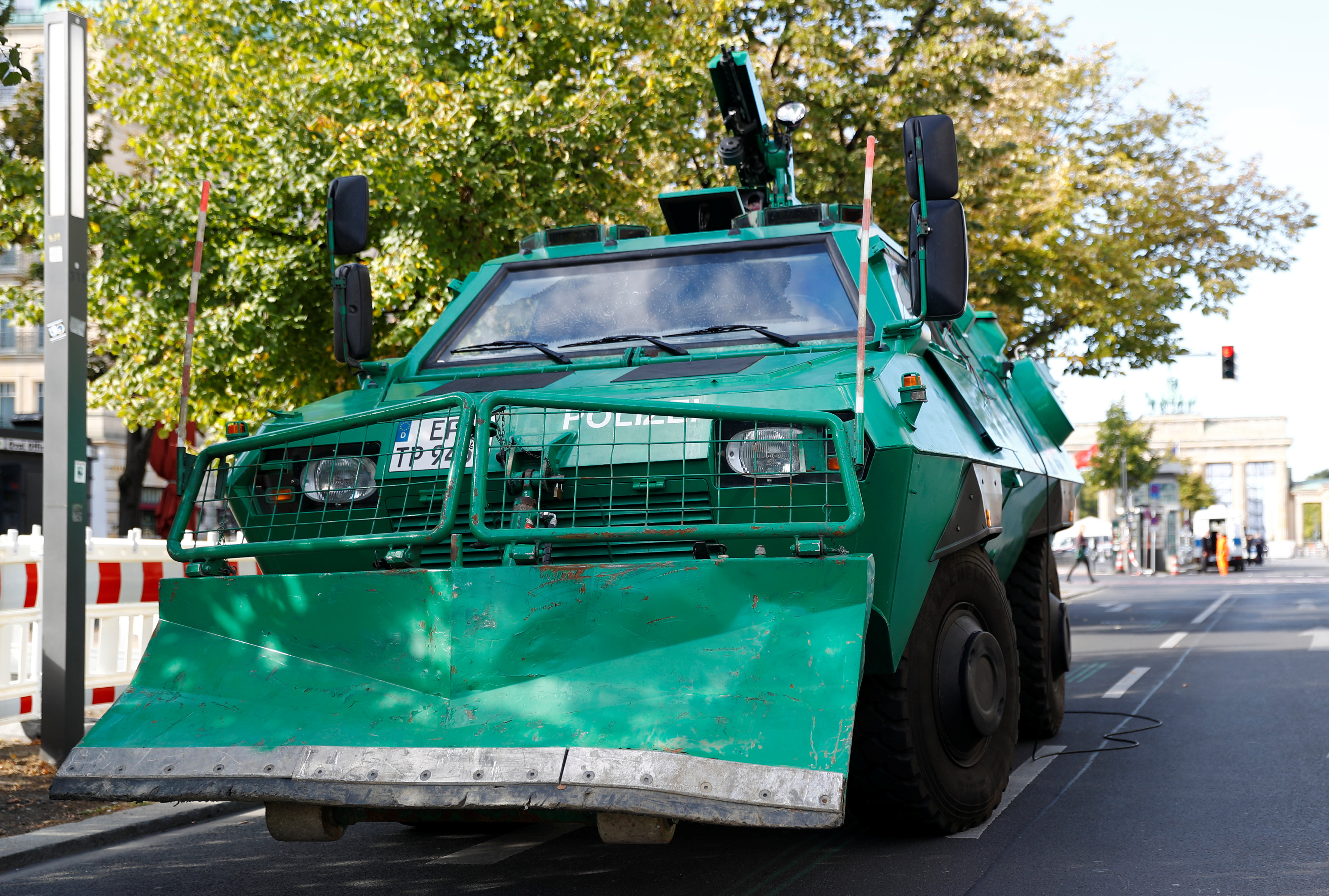 سيارات أمنية تنتشر بشوارع العاصمة الألمانية