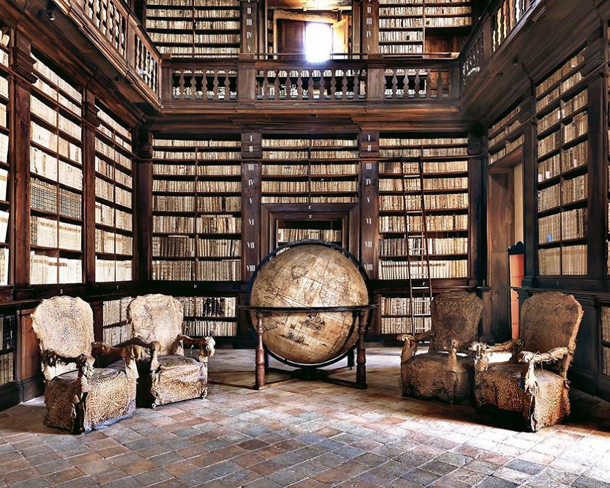 مكتبة بايطاليا