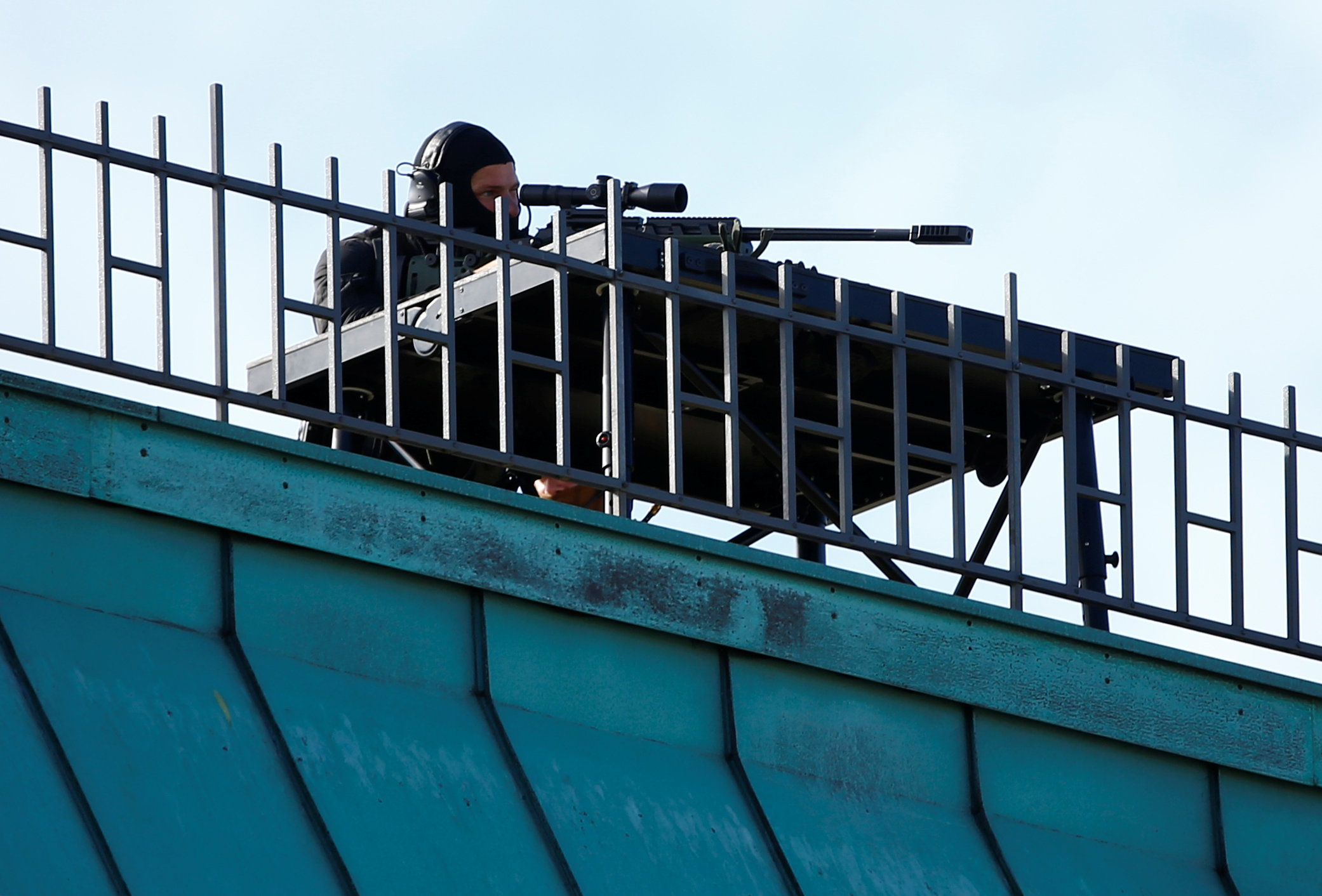 أحد القناصة الألمان فوق مبنى فندق الرئيس التركى لتأمين الزيارة