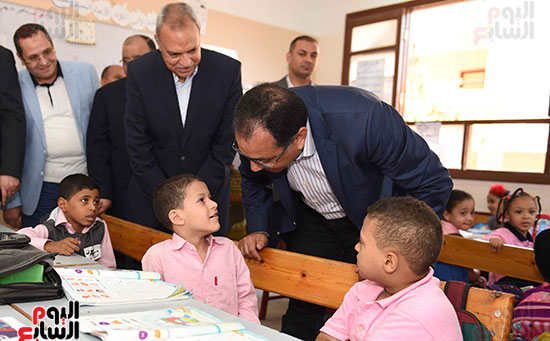 صور رئيس الوزراء يزور مدرسة ناصر فى قنا.. ويستمع لشكاوى المواطنين ويكلف ببحثها (15)