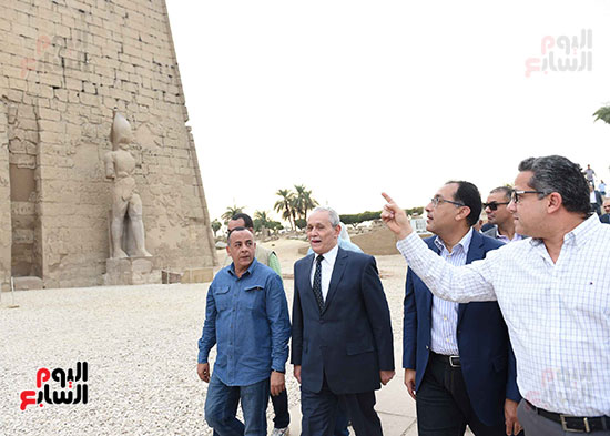 صور رئيس الوزراء يزور معبد الأقصر (4)
