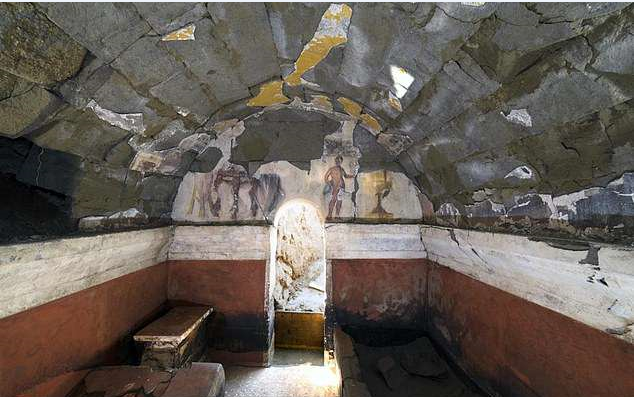 المقبرة المكتشفة فى إيطاليا (2)