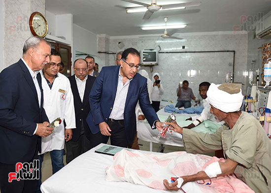 صور رئيس الوزراء يطمئن على المرضى بمستشفى قنا (13)