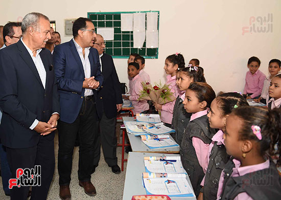 صور رئيس الوزراء يزور مدرسة ناصر فى قنا.. ويستمع لشكاوى المواطنين ويكلف ببحثها (2)