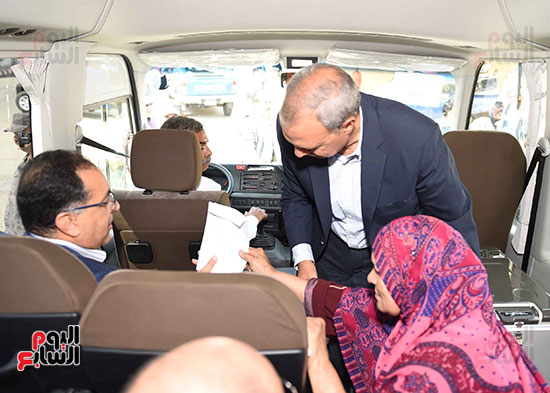 صور رئيس الوزراء يزور مدرسة ناصر فى قنا.. ويستمع لشكاوى المواطنين ويكلف ببحثها (28)