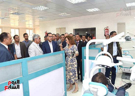 صور رئيس الوزراء يتفقد كلية طب الأسنان والصالة المغطاة (2)