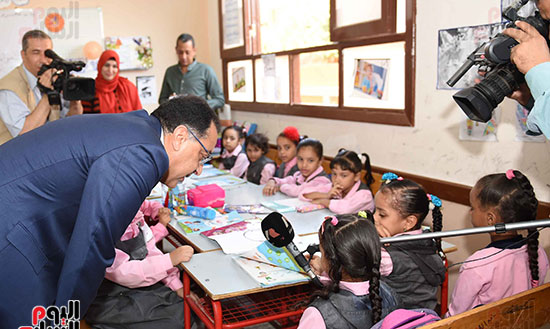 صور رئيس الوزراء يزور مدرسة ناصر فى قنا.. ويستمع لشكاوى المواطنين ويكلف ببحثها (13)