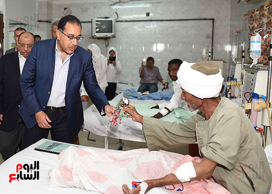 صور رئيس الوزراء يطمئن على المرضى بمستشفى قنا (12)
