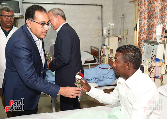 صور رئيس الوزراء يطمئن على المرضى بمستشفى قنا (9)