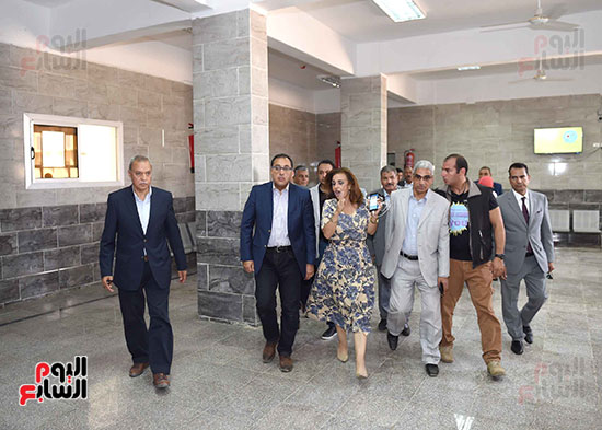 صور رئيس الوزراء يتفقد كلية طب الأسنان والصالة المغطاة (1)