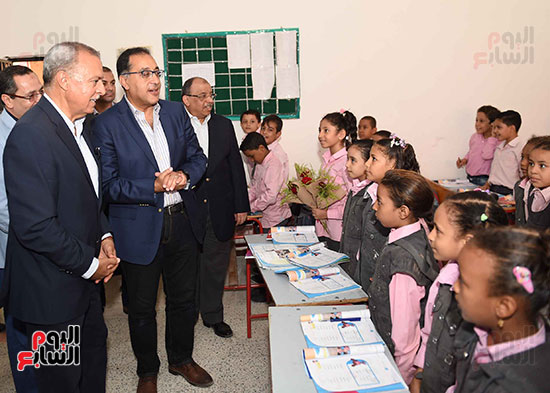 صور رئيس الوزراء يزور مدرسة ناصر فى قنا.. ويستمع لشكاوى المواطنين ويكلف ببحثها (1)