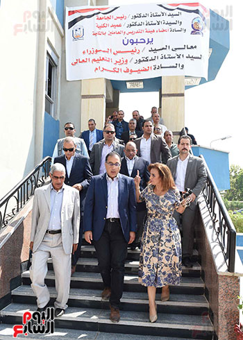 صور رئيس الوزراء يتفقد كلية طب الأسنان والصالة المغطاة (5)