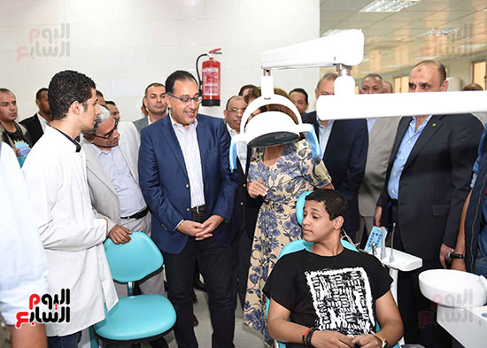 صور رئيس الوزراء يتفقد كلية طب الأسنان والصالة المغطاة (3)