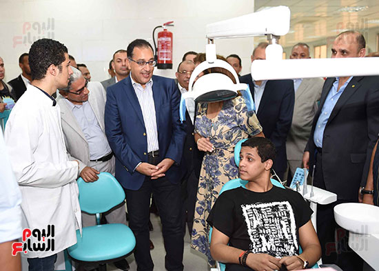 صور رئيس الوزراء يتفقد كلية طب الأسنان والصالة المغطاة  (4)