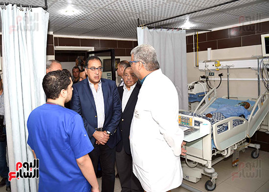 صور رئيس الوزراء يطمئن على المرضى بمستشفى قنا (3)