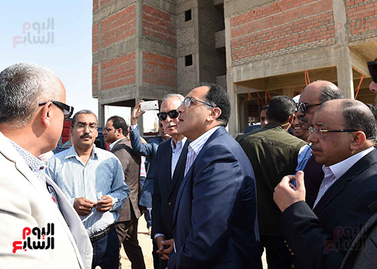 صور رئيس الوزراء يشيد بحجم العمران بمدينة قنا الجديدة فى العامين الأخيرين (11)