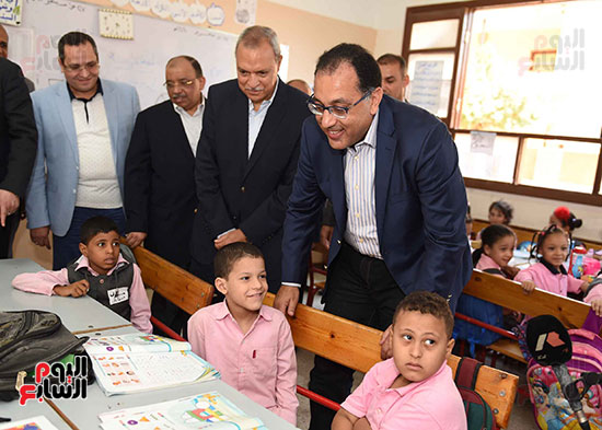 صور رئيس الوزراء يزور مدرسة ناصر فى قنا.. ويستمع لشكاوى المواطنين ويكلف ببحثها (17)