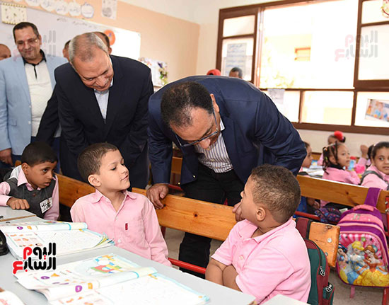 صور رئيس الوزراء يزور مدرسة ناصر فى قنا.. ويستمع لشكاوى المواطنين ويكلف ببحثها (14)