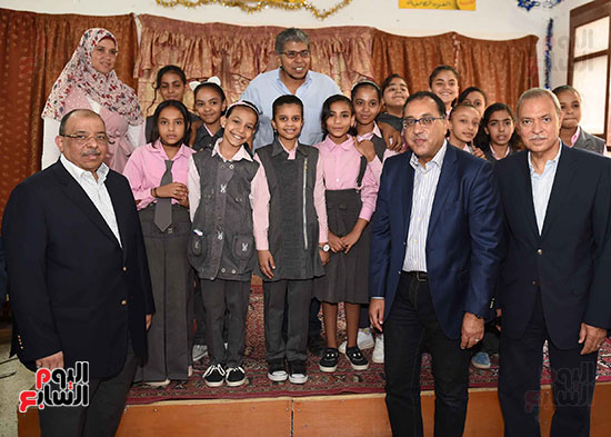 صور رئيس الوزراء يزور مدرسة ناصر فى قنا.. ويستمع لشكاوى المواطنين ويكلف ببحثها (21)