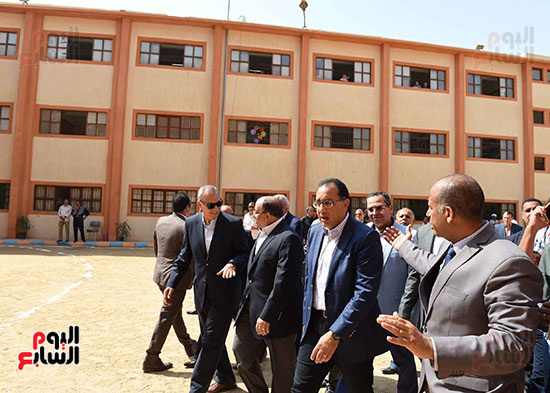 صور رئيس الوزراء يزور مدرسة ناصر فى قنا.. ويستمع لشكاوى المواطنين ويكلف ببحثها (8)