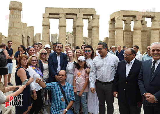 صور رئيس الوزراء يزور معبد الأقصر (16)