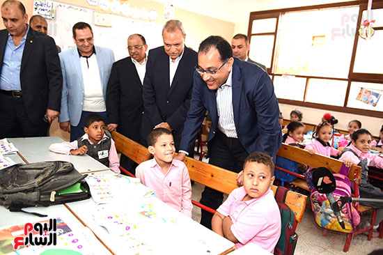 صور رئيس الوزراء يزور مدرسة ناصر فى قنا.. ويستمع لشكاوى المواطنين ويكلف ببحثها (16)