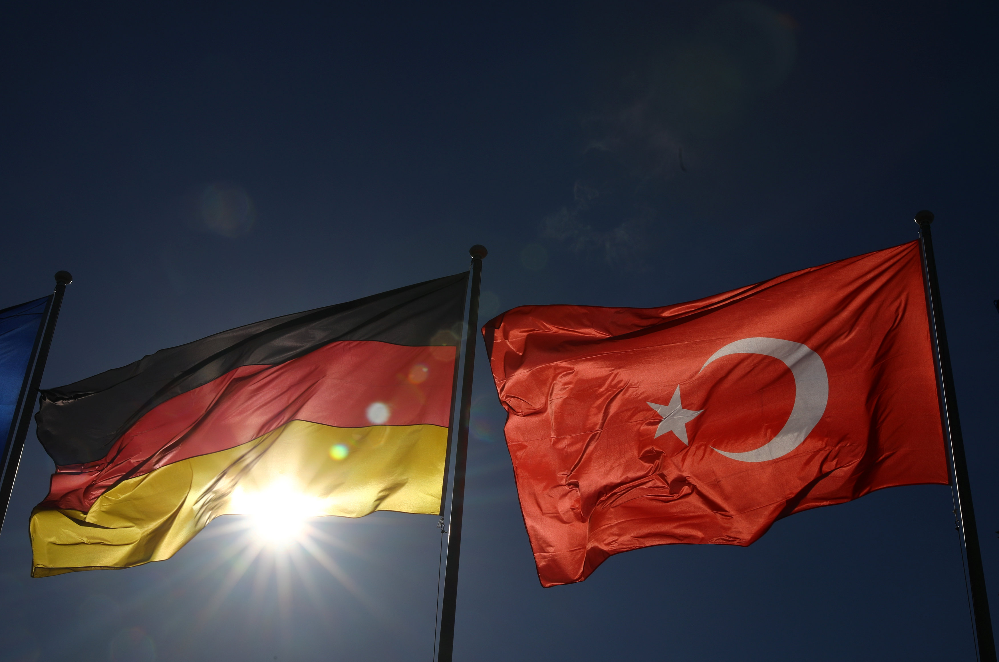 أعلام ألمانيا وتركيا فى شوارع برلين