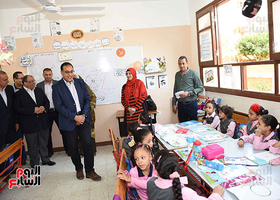 صور رئيس الوزراء يزور مدرسة ناصر فى قنا.. ويستمع لشكاوى المواطنين ويكلف ببحثها (10)