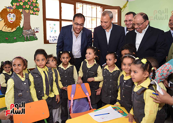 صور رئيس الوزراء يزور مدرسة ناصر فى قنا.. ويستمع لشكاوى المواطنين ويكلف ببحثها (5)
