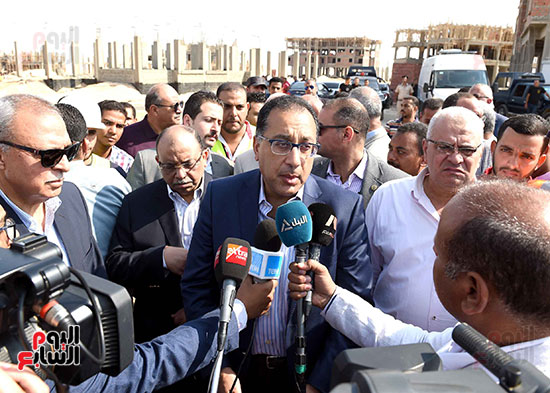 صور رئيس الوزراء يشيد بحجم العمران بمدينة قنا الجديدة فى العامين الأخيرين (16)