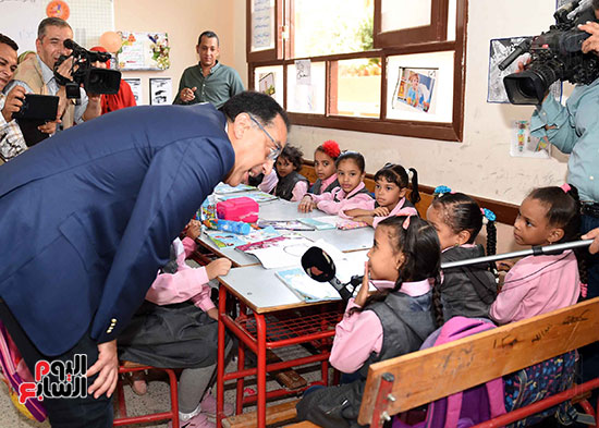 صور رئيس الوزراء يزور مدرسة ناصر فى قنا.. ويستمع لشكاوى المواطنين ويكلف ببحثها (12)