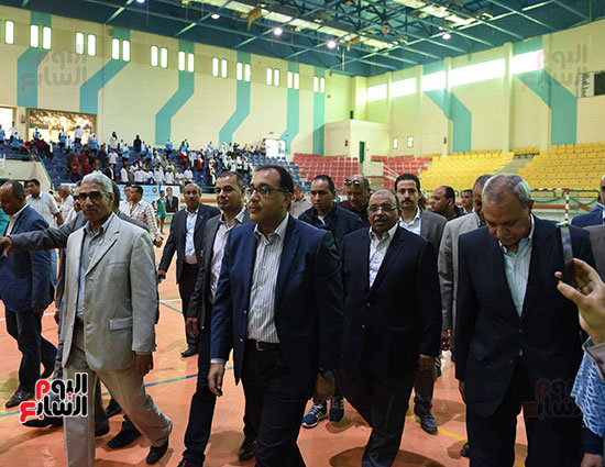 صور رئيس الوزراء يتفقد كلية طب الأسنان والصالة المغطاة (10)