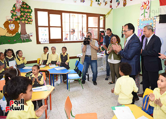 صور رئيس الوزراء يزور مدرسة ناصر فى قنا.. ويستمع لشكاوى المواطنين ويكلف ببحثها (4)