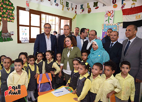 صور رئيس الوزراء يزور مدرسة ناصر فى قنا.. ويستمع لشكاوى المواطنين ويكلف ببحثها (7)