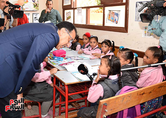 صور رئيس الوزراء يزور مدرسة ناصر فى قنا.. ويستمع لشكاوى المواطنين ويكلف ببحثها (11)