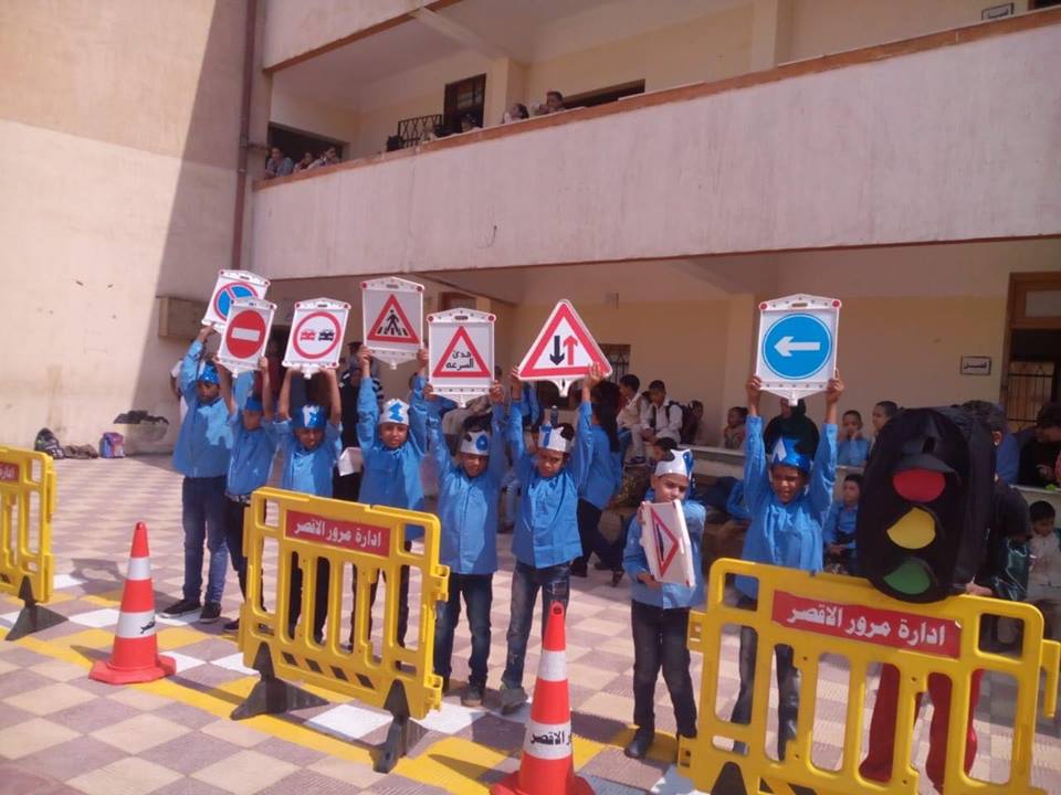 مديرية أمن الأقصر تنظم مدينة مرورية متنقلة لتوعية الأطفال بمدرسة الشهيد بمنطقة أبو الجود (3)