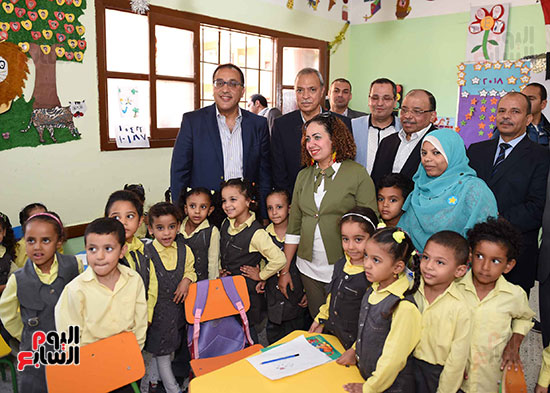 صور رئيس الوزراء يزور مدرسة ناصر فى قنا.. ويستمع لشكاوى المواطنين ويكلف ببحثها (6)