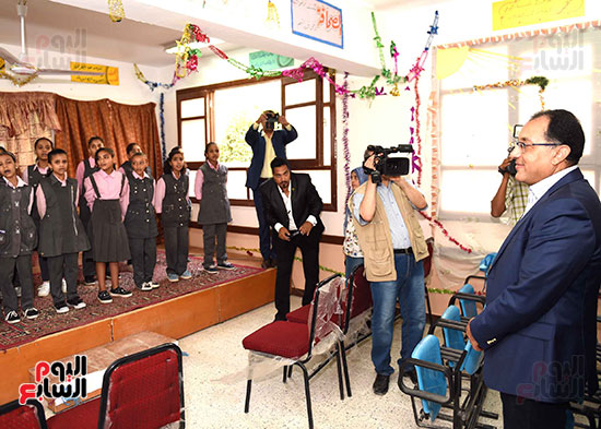 صور رئيس الوزراء يزور مدرسة ناصر فى قنا.. ويستمع لشكاوى المواطنين ويكلف ببحثها (18)