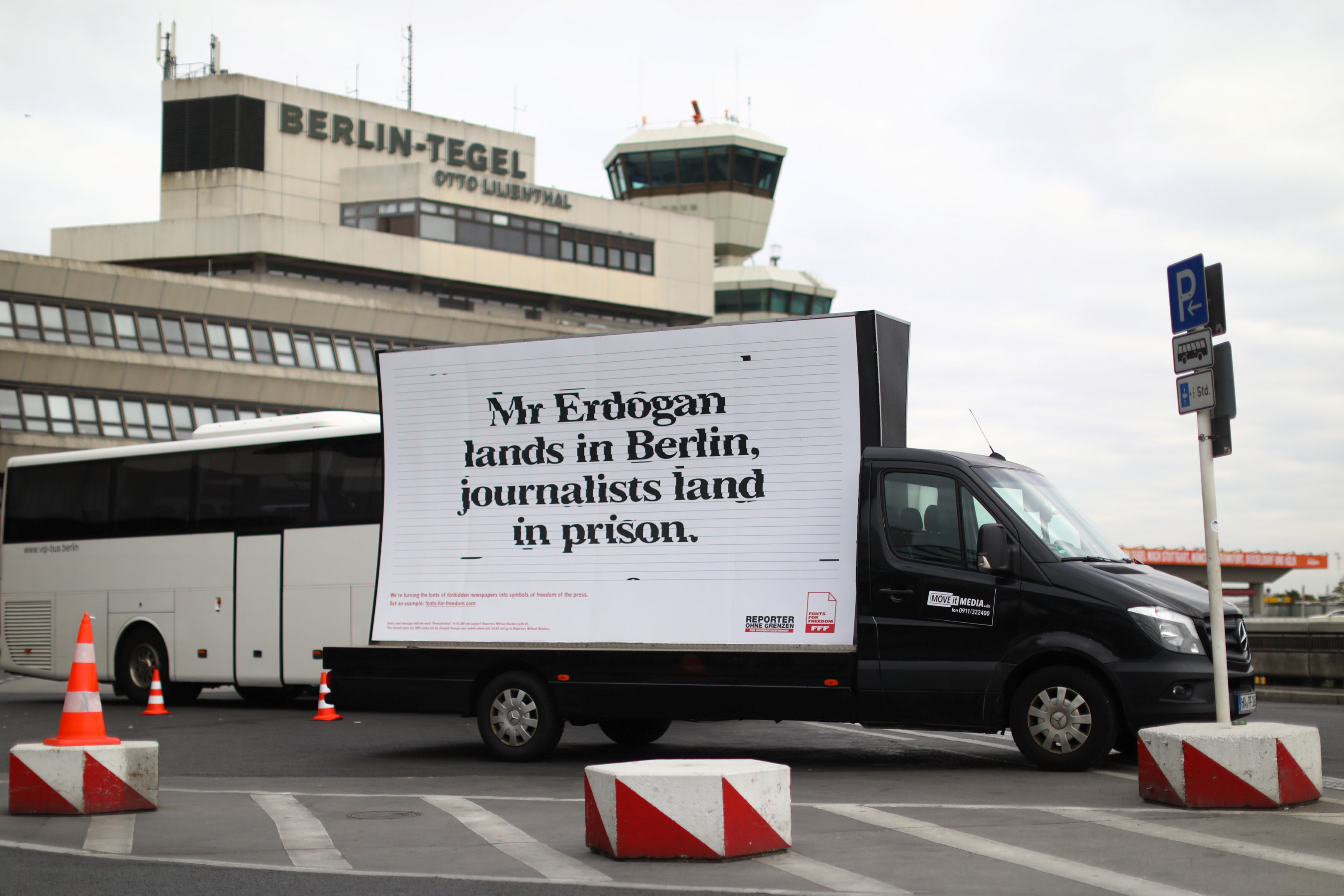 لافتة على أحد اسيارات مكتوب عليها أردوغان يهبط ببرلين والصحفيون بالسجون