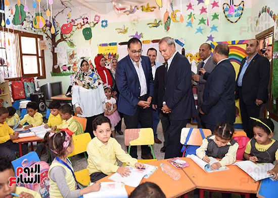 صور رئيس الوزراء يزور مدرسة ناصر فى قنا.. ويستمع لشكاوى المواطنين ويكلف ببحثها (3)